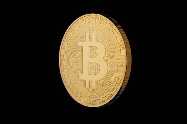 Moneda bitcoin hecha de oro aislado en un fondo negro