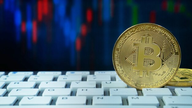 La moneda bitcoin en la imagen del teclado para contenido de moneda criptográfica.