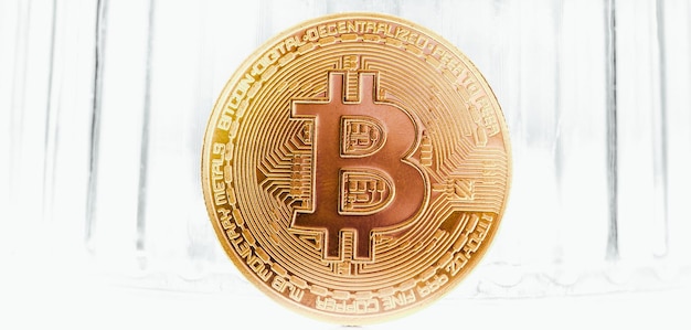 Moneda Bitcoin sobre fondo blanco Seguridad y estrategia de inversión criptográfica