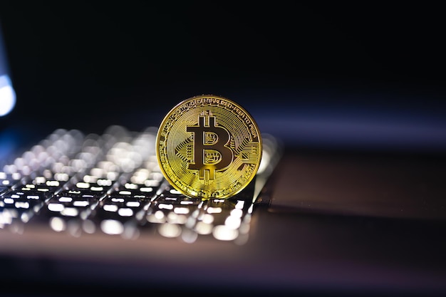 Moneda de Bitcoin en el teclado con un bonito fondo Concepto de dinero criptográfico