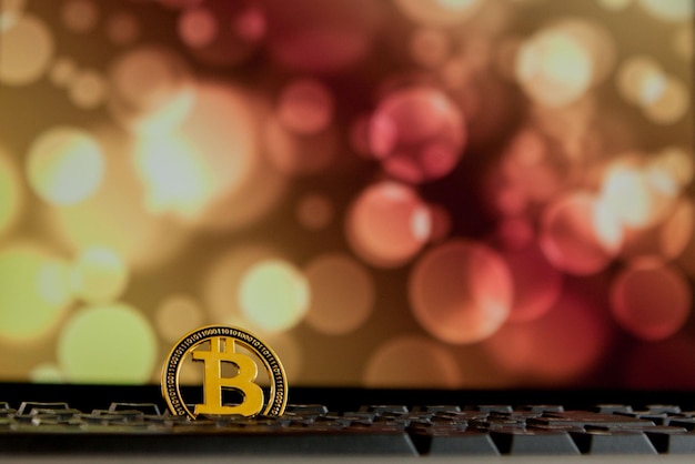 Moneda Bitcoin en el teclado de la computadora en el concepto de criptomoneda backgroundVirtual bokee