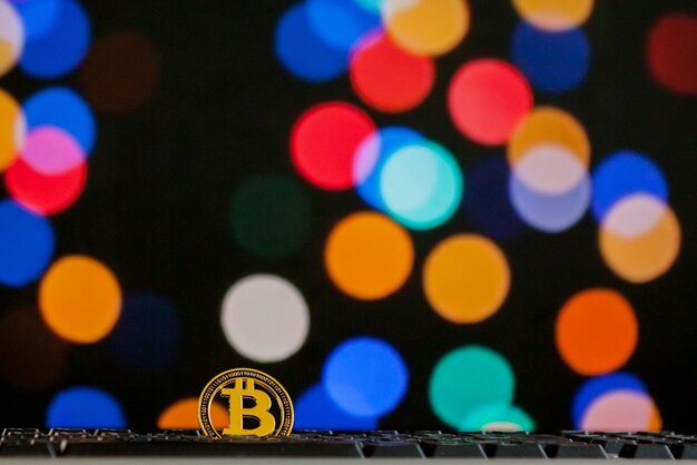 Moneda Bitcoin en el teclado de la computadora en el fondo bokee Concepto de criptomoneda virtual