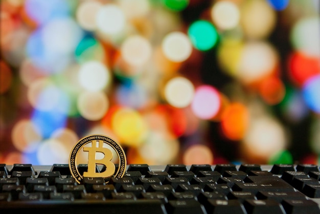 Moneda Bitcoin en el teclado de la computadora en el fondo bokee Concepto de criptomoneda virtual