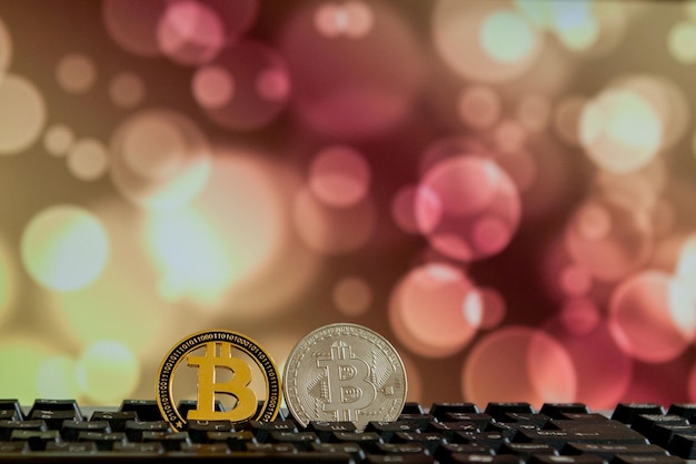 Moneda Bitcoin en el teclado de la computadora en el fondo bokee Concepto de criptomoneda virtual
