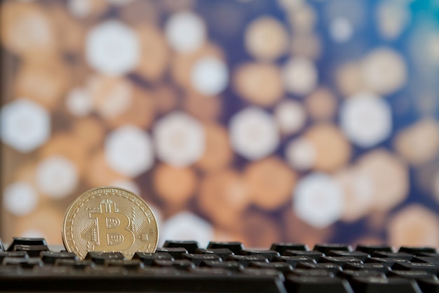 Moneda Bitcoin en el teclado de la computadora