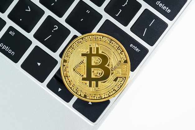 Moneda de Bitcoins de oro en la computadora del teclado