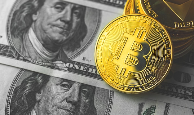 Moneda criptográfica de Bitcoin contra billetes de dólar estadounidense Fondo comercial de primer plano