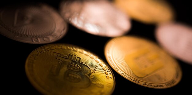 Moneda criptográfica Bitcoin en la mesa
