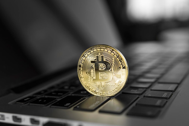 Moneda criptográfica Bitcoin de oro en un teclado de computadora portátil Comercial comercial de intercambio