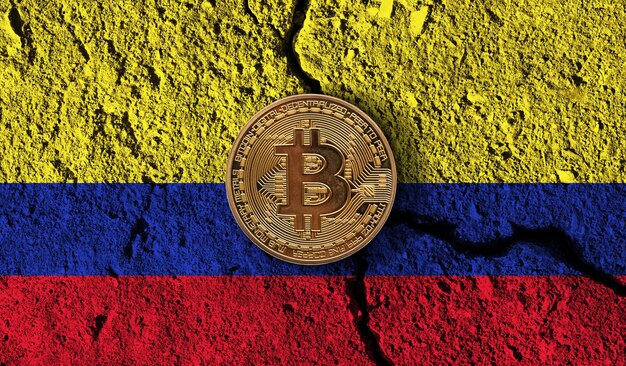 Moneda criptográfica de bitcoin con restricciones criptográficas de bandera de colombia rota