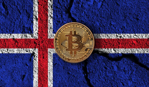 Moneda criptográfica de bitcoin con restricciones criptográficas de bandera islandesa agrietada