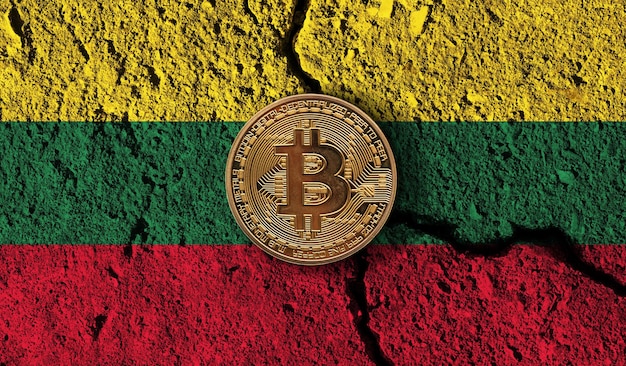 Moneda criptográfica de bitcoin con restricciones criptográficas de bandera de lituania agrietada