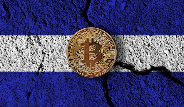 Moneda criptográfica de bitcoin con restricciones criptográficas de la bandera de el salvador agrietada