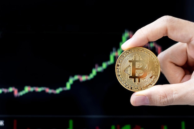 Moneda de criptomoneda Bitcoin dorada con fondo de gráfico de velas Crypto es dinero digital dentro de la red blockchain que se intercambia utilizando tecnología e intercambio de Internet en línea Concepto financiero