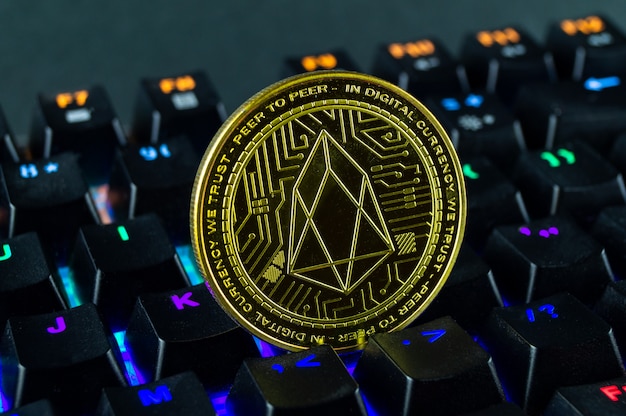 Moneda criptomoneda eos primer plano del teclado codificado por colores