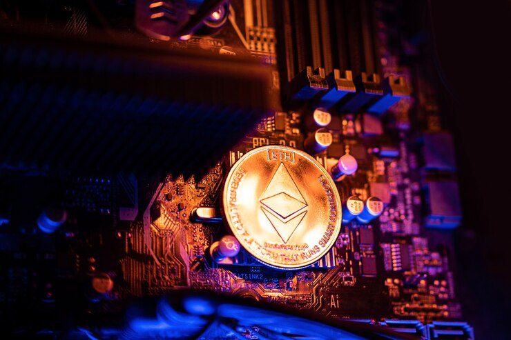 Foto moneda de criptomoneda ethereum en una placa base de computadora pc, concepto de minería de moneda criptográfica.
