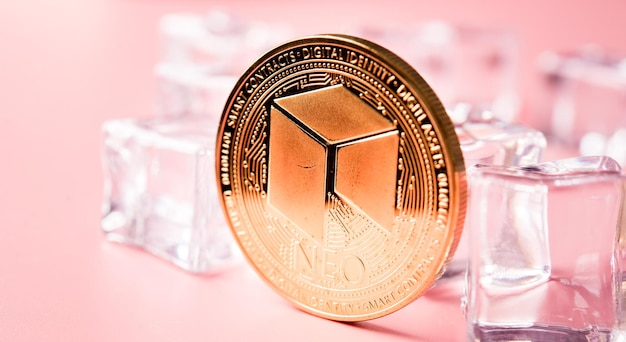 Moneda de criptomoneda Golden Neo Golden sobre fondo claro con cubitos de hielo