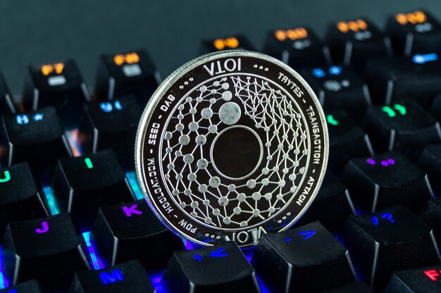 Moneda criptomoneda IOTA primer plano del teclado codificado por colores