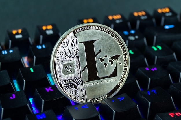 Moneda criptomoneda litecoin primer plano del teclado codificado por colores