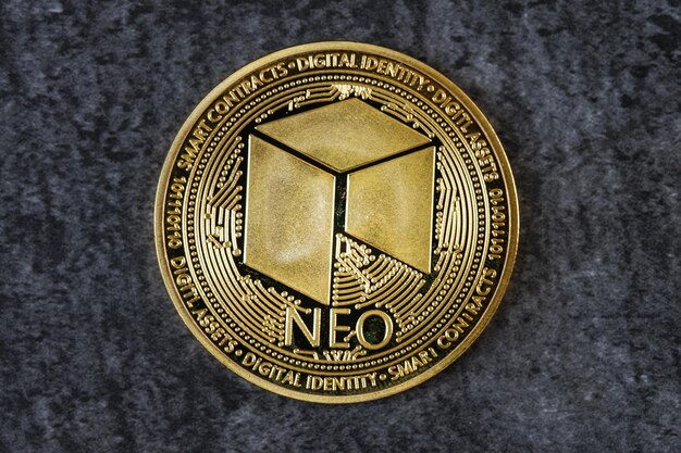 Moneda de criptomoneda Neo sobre fondo gris brillante