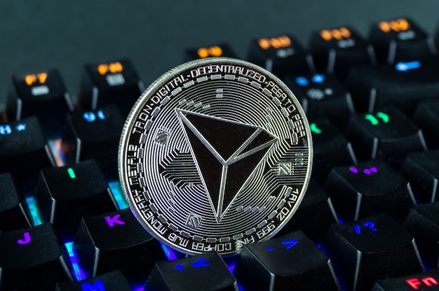 Moneda criptomoneda tron primer plano del teclado codificado por colores.