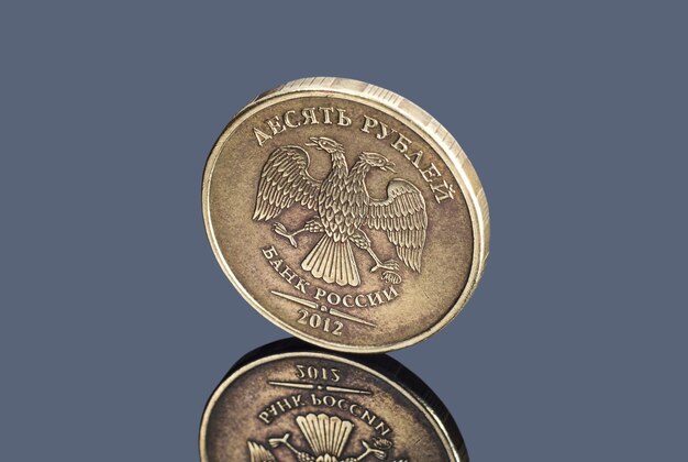 Moneda de diez rublos rusos sobre fondo oscuro