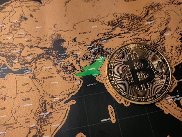 Moneda digital bitcoin dorado en un fondo de mapa de pakistán