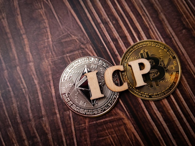Moneda digital de vista superior y palabra de madera con texto ICP sobre un fondo de madera