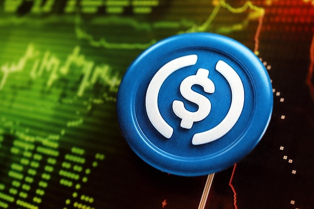 La moneda estable USDC en el gráfico de comercio digital de criptomoneda oscura en colores verde y rojo