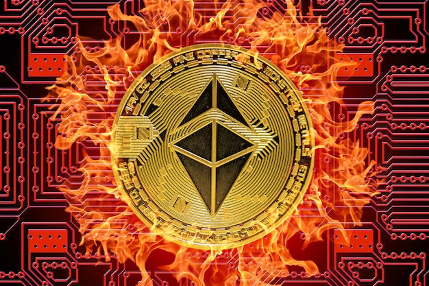 Moneda de éter única valiosa de oro ardiente de la moneda criptográfica ethereum con un tablero rojo en la vista central de fondo