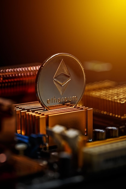 Moneda Ethereum en la placa base de una computadora