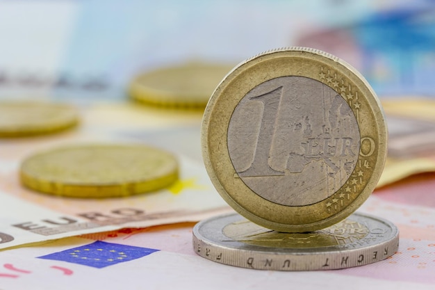 Moneda de euro en el canto de los billetes