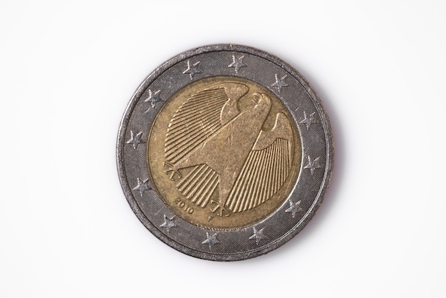 Moneda de euro de cerca sobre fondo blanco.