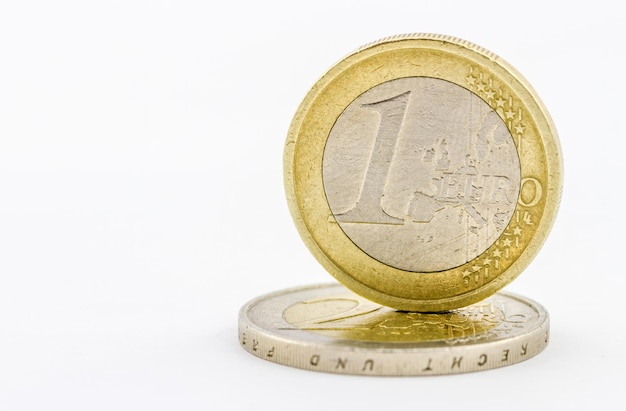 Una moneda de euro está en el borde