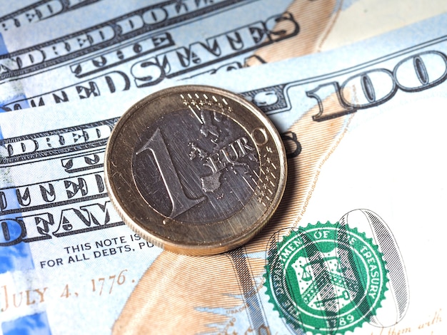 La moneda de euro está en papel moneda. billetes y monedas. El concepto de negocio y moneda