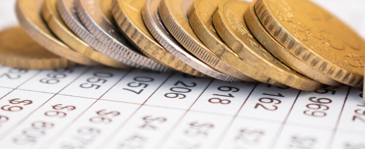 Foto moneda de euro en un papel con fecha de prometido. enfoque selectivo.