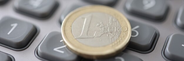 La moneda de un euro está en el primer plano de la calculadora