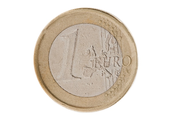 Moneda de un euro sobre un fondo blanco
