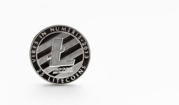 Moneda Litecoin aislada en superficie blanca. Copia espacio