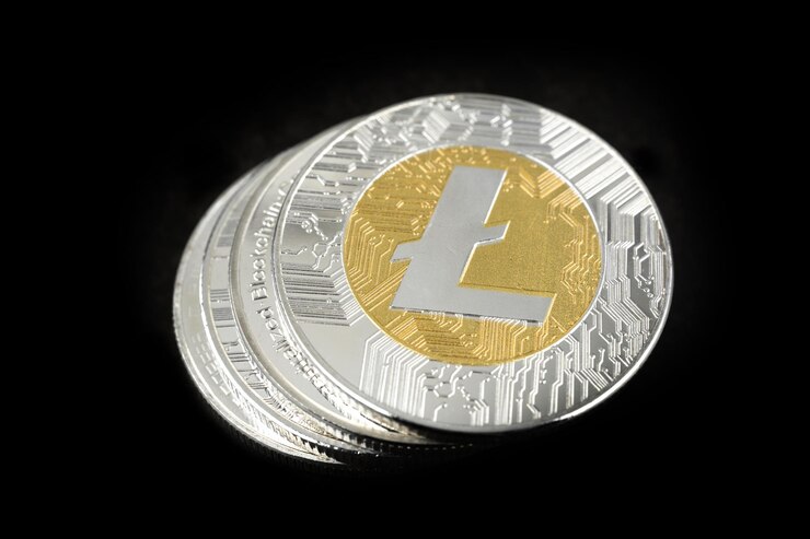 Foto moneda litecoin sobre fondo negro negociación en el intercambio de criptomonedas concepto de mercado de valores de criptomonedas