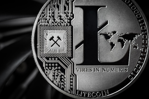 Moneda Litecoin sobre fondo oscuro