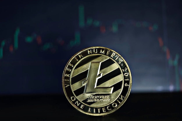 Moneda Litecoin sobre fondo verde de matriz abstracta