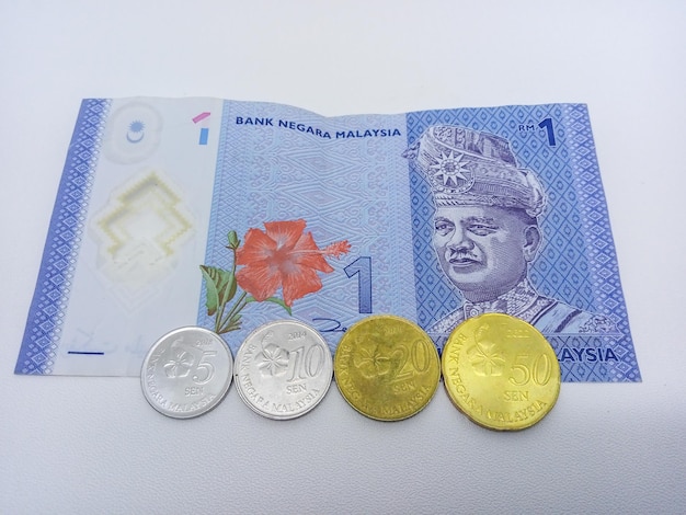 Foto moneda de malasia un ringgit papel y cinco diez veinte y cincuenta monedas de centavo