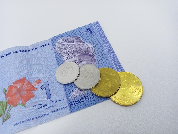 Foto moneda de malasia un ringgit papel y cinco diez veinte y cincuenta monedas de centavo