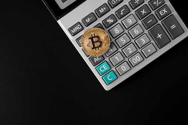 Moneda de oro bitcoin en calculadora