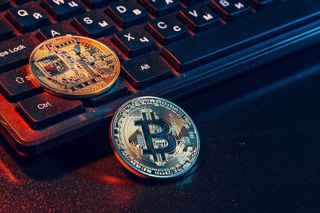 Moneda de oro bitcoin criptomoneda en el teclado del portátil.