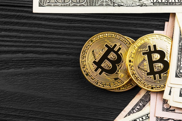 Moneda de oro bitcoin en dólares estadounidenses de cerca