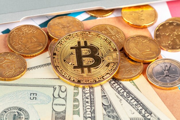 Moneda de oro bitcoin y dólares estadounidenses