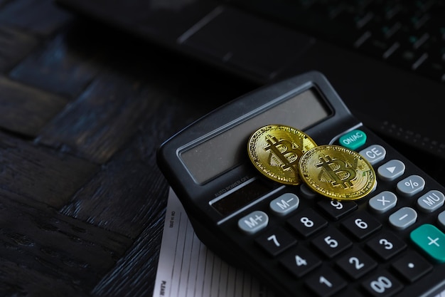 Moneda de oro de Bitcoin y fondo de gráfico desenfocado Concepto de criptomoneda virtual