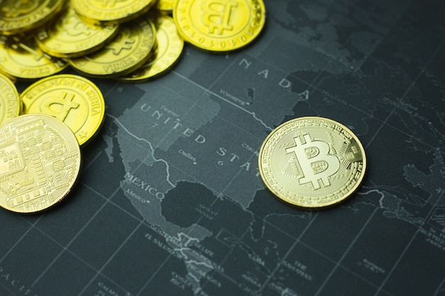 Moneda de oro Bitcoin en el mapa oscuro